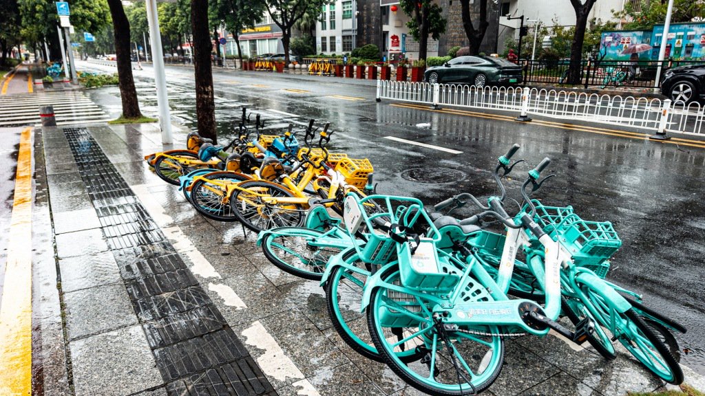 9月8日，廣東珠海，共享單車(chē)被風(fēng)吹倒。