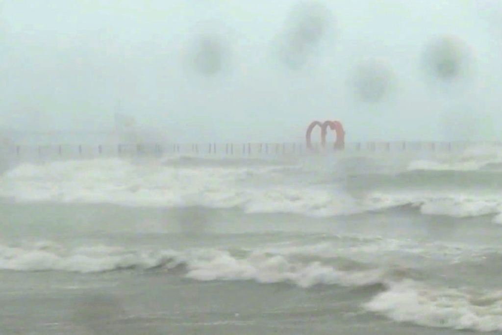 9月8日8時(shí)50分前后，塔巴臺風(fēng)“塔巴”在廣東省臺山市沿海登陸。第現東臺地停央視新聞截屏圖