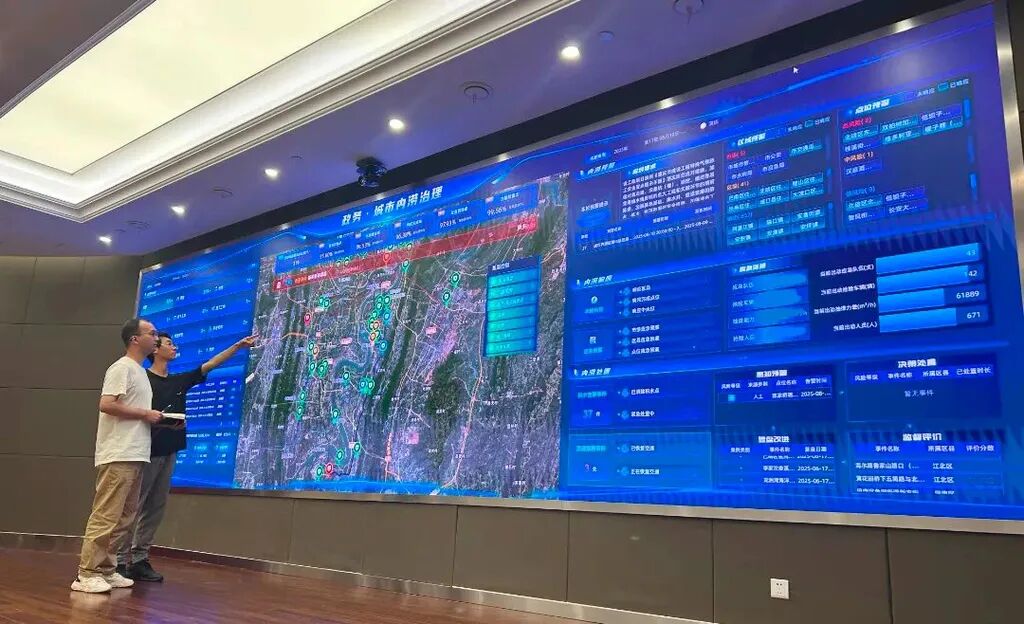 工作人员通过城市内涝治理数字化应用进行实时监测。市住房城乡建委供图