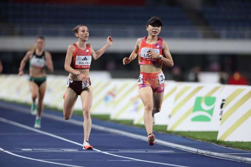 梁田田（右）最后时刻顶住压力获得女子3000米冠军。 新京报记者 王飞 摄
