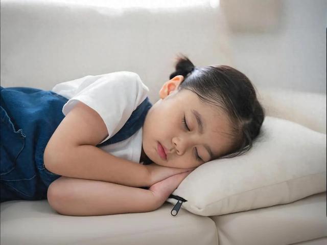 孩子在2个“黄金时间”睡觉,不仅个子长得高,大脑也发育好聪明