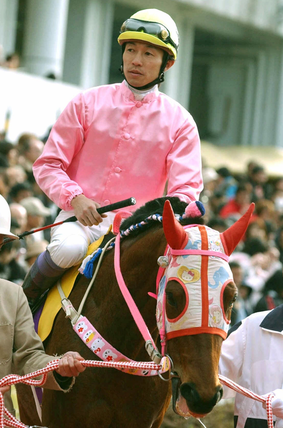 2004年3月，武丰搭档春乌菈菈出场