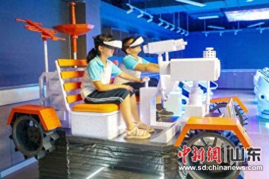 9月9日，两名学生模拟驾驶“火星车”。张进刚 摄