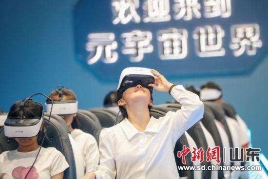 9月9日，学生们体验“太空车”。张进刚 摄