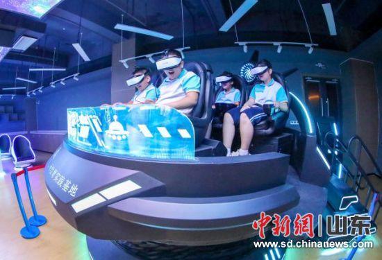9月9日，学生们体验“宇宙飞船”。张进刚 摄
