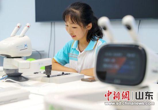9月9日，学生在和机器人下围棋。张进刚 摄