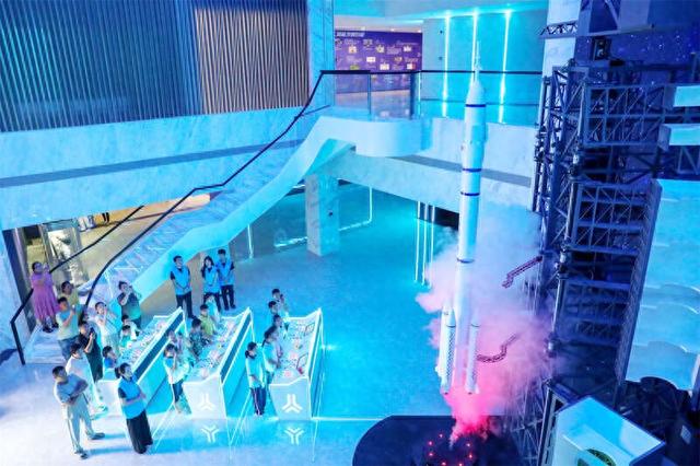 9月9日，在山东青岛莱西市半岛青少年人工智能创新教育实践基地，同学们在观看火箭模拟发射。张进刚/摄