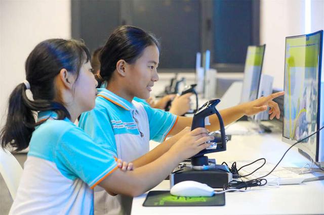 9月9日，学生们操控飞行模拟器，零距离感受多种飞行器的驾驶魅力。张进刚/摄