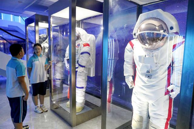 9月9日，河头店镇中心中学的学生在探索宇航服的奥秘。张进刚/摄