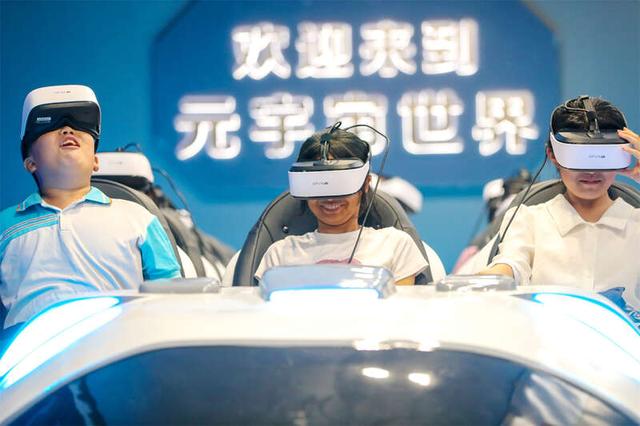 9月9日，河头店镇中心中学的学生乘坐“太空车”游览星空。张进刚/摄