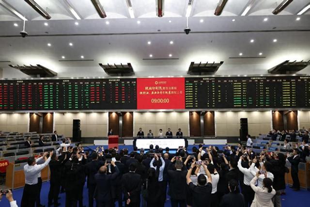 9月10日，胶版印刷纸期货及期权，燃料油、石油沥青和纸浆期权上市仪式在上海期货交易所举行。新华社记者 方喆 摄