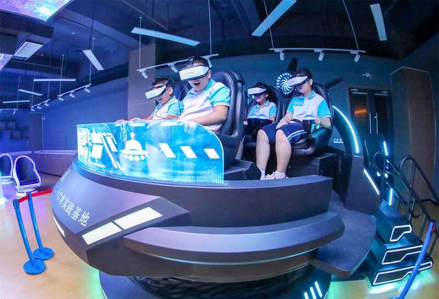 9月9日，河头店镇中心中学的学生在体验行驶中的“宇宙飞船”。张进刚/摄