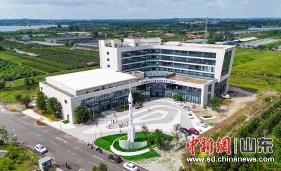9月9日，半岛青少年人工智能创新教育实践基地外景。(无人机照片)张进刚 摄