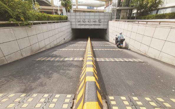 虹梅路地道出入口减速带密集