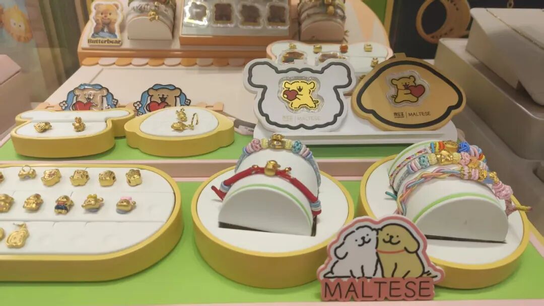 ▲某品牌专柜的线条小狗黄金饰品。聂国春/摄