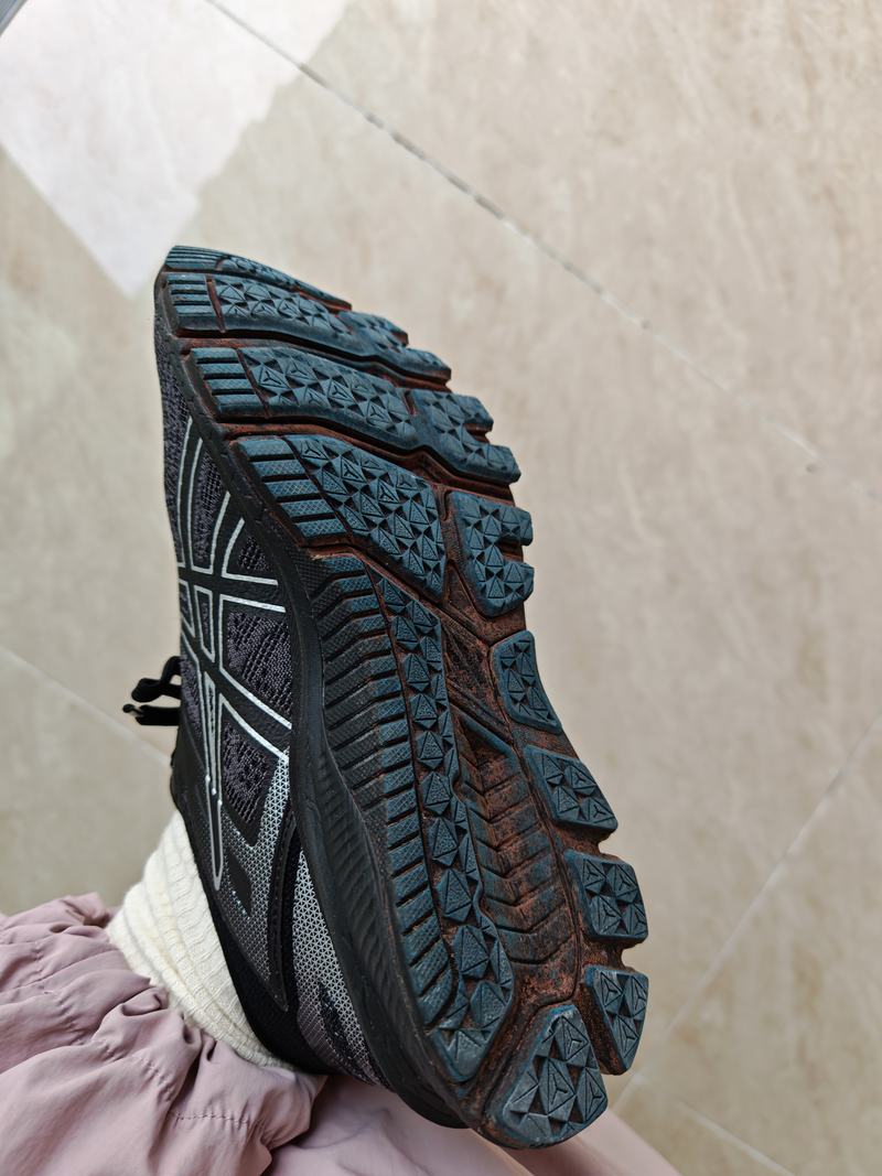 记者走了不足百米，鞋底就蹭上了蓝色着色剂。新京报记者 张璐 摄