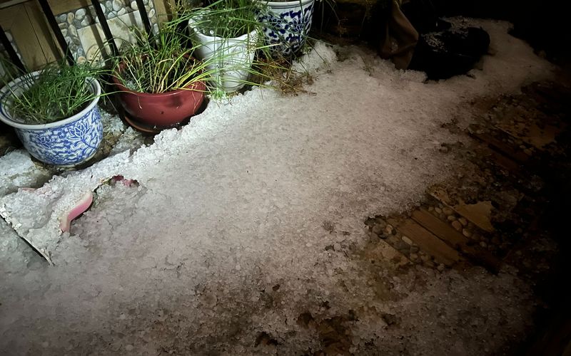 李女士家阳台上积了厚厚一层冰雹。受访者供图