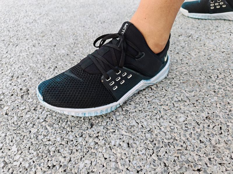 焦先生的运动鞋，鞋尖和鞋底部分被染蓝。新京报记者 张璐 摄