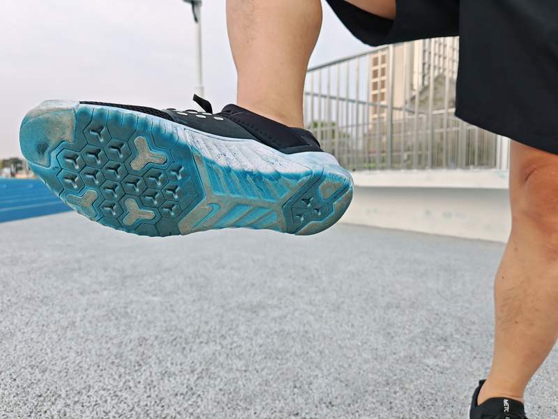 焦先生的运动鞋，鞋尖和鞋底部分被染蓝。新京报记者 张璐 摄