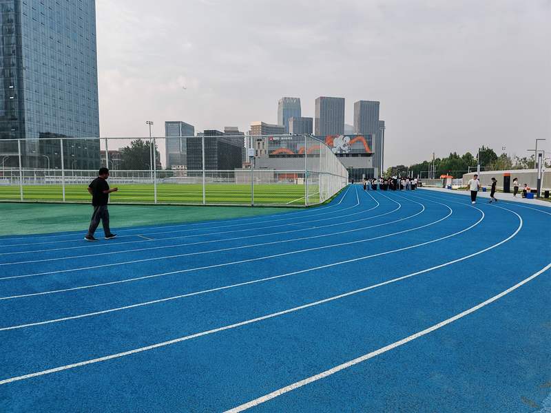 通州体育场内蓝色塑胶跑道与绿色足球场相互映衬。新京报记者 张璐 摄