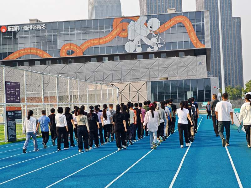 市民抬脚时可见，部分人的鞋底被染成蓝色，白色鞋底被染蓝的情况尤为明显。新京报记者 张璐 摄