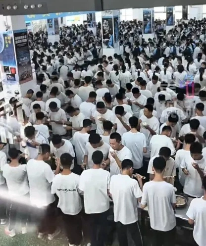 ▲一中学食堂未设座椅，所有学生均站着就餐。图/九派新闻