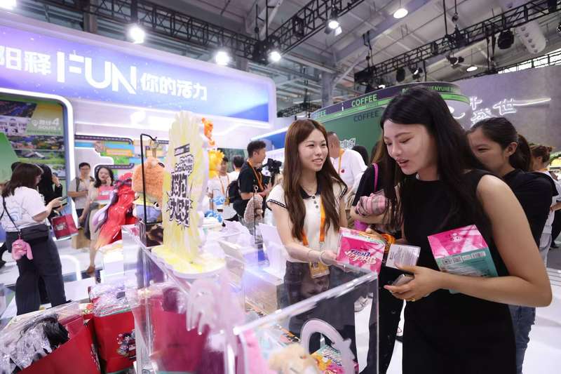 服贸会现场，观众正在挑选盲盒。新京报记者 王飞 摄