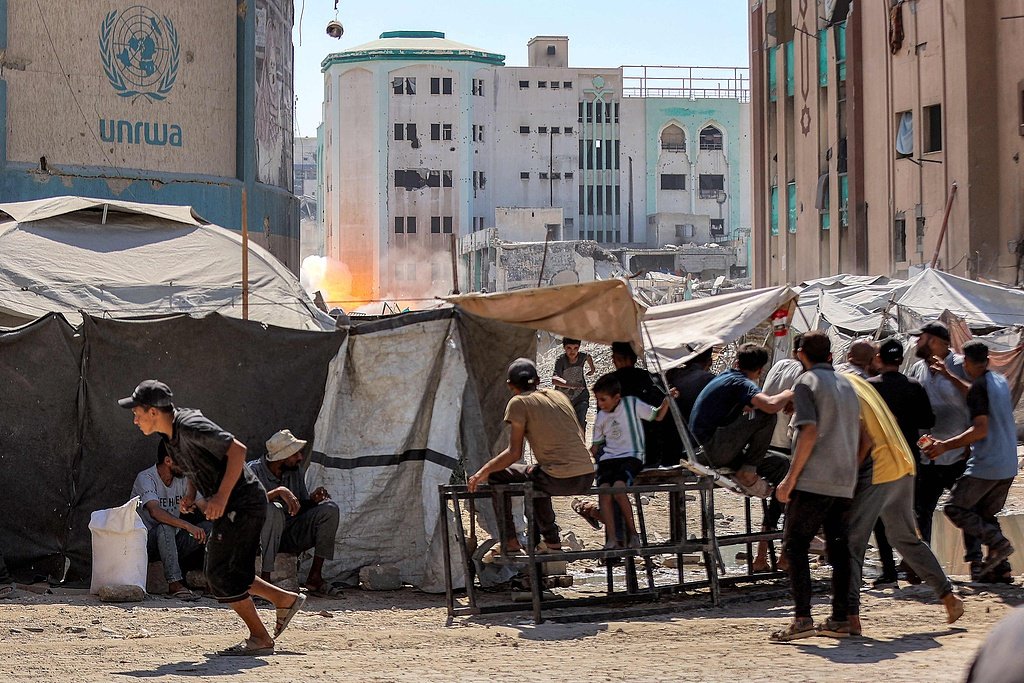 9月14日，加沙城，加沙伊斯蘭大學(xué)一棟建筑發(fā)生爆炸，人們奔跑躲避。