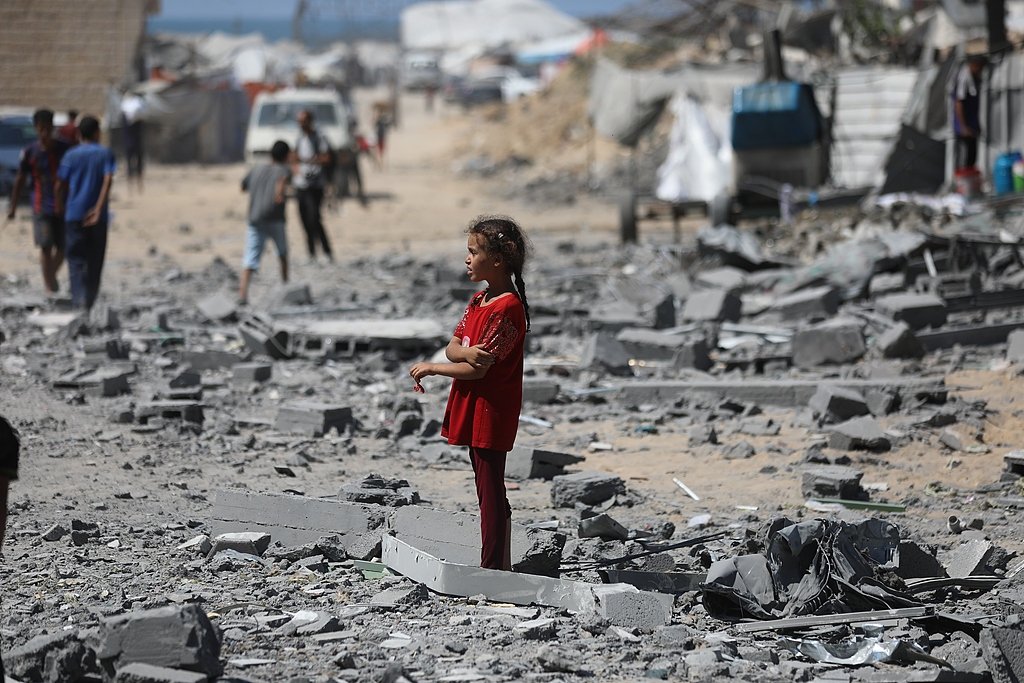 9月14日，加沙城西部，巴勒斯坦民眾查看以色列空襲后考薩爾大廈的廢墟。