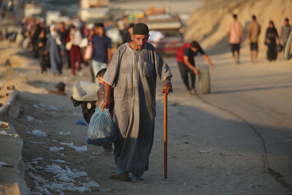 9月14日，加沙地帶，巴勒斯坦民眾攜帶隨身物品，沿拉希德街向中部和南部地區撤離。
