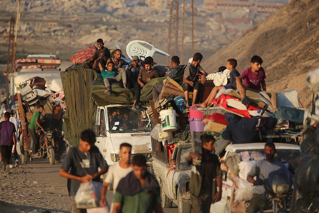 9月14日，加沙地帶，巴勒斯坦民眾攜帶隨身物品，或乘車(chē)或步行，沿拉希德街向中部和南部地區撤離。