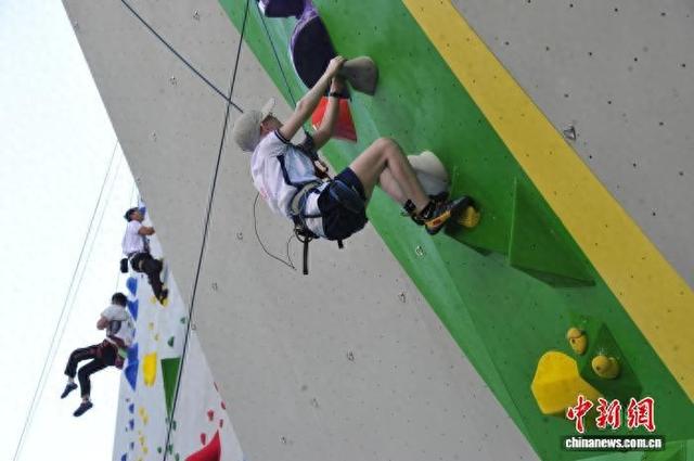 9月15日，吉林长春，运动员们在2025年全国残疾人攀岩锦标赛中。 高龙安 摄