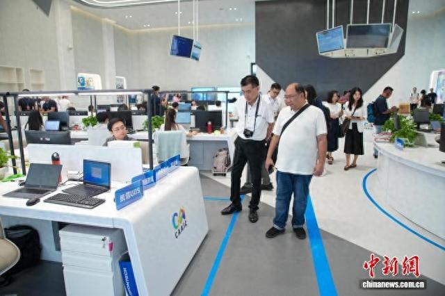 9月15日，第22届中国—东盟博览会东盟国家主流媒体采访团参访中国—东盟人工智能创新合作中心。陈冠言 摄