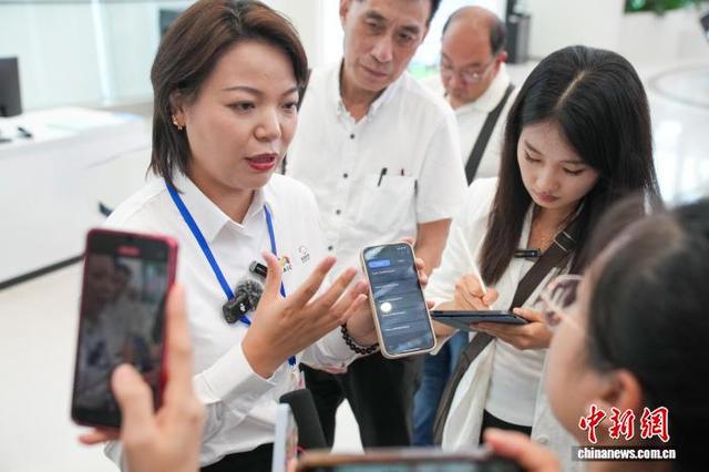 9月15日，第22届中国—东盟博览会东盟国家主流媒体采访团在中国—东盟人工智能创新合作中心采访。陈冠言 摄