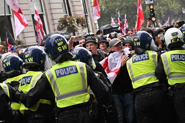 斯塔默就反移民示威發(fā)聲：永遠不會(huì )把國旗交給那些利用國旗掩蓋暴力、散布恐懼的人