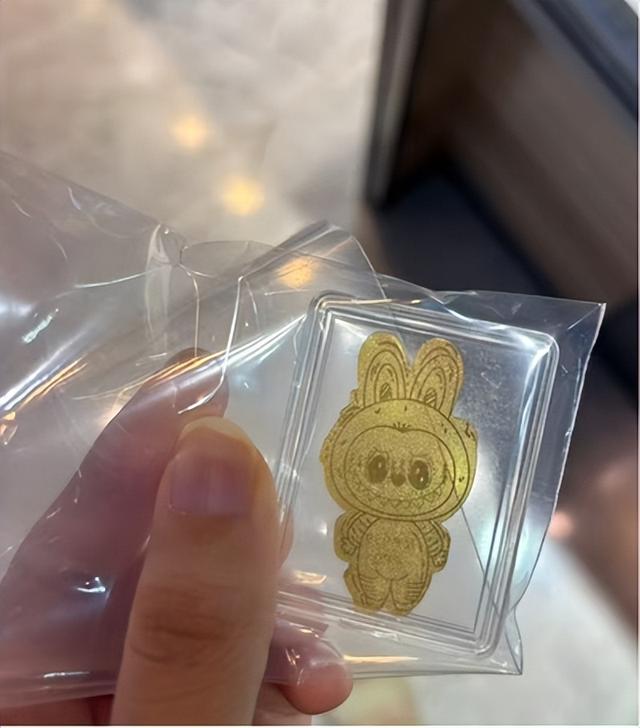 （售價(jià)10元的Labubu金箔 第一財(cái)經(jīng)記者攝）