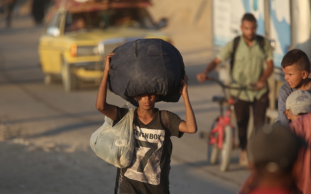 9月14日，加沙地帶，巴勒斯坦民眾沿拉希德街向中部和南部地區撤離。