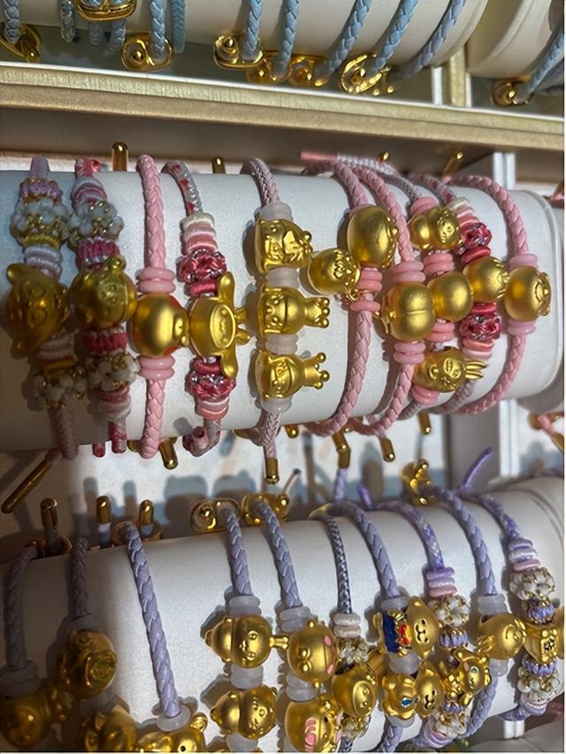 （商家售賣(mài)的“痛金” 第一財(cái)經(jīng)記者攝）