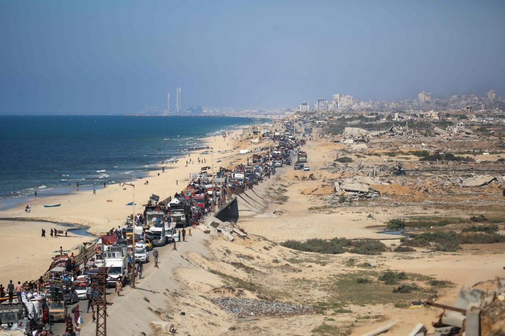 9月14日，在加沙地帶中部，流離失所的巴勒斯坦人攜帶物品向南撤離。