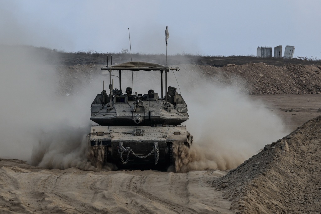 9月15日，以色列，以色列軍隊的坦克和裝甲車(chē)在加沙邊境附近集結，以色列對加沙地帶的襲擊仍在持續。