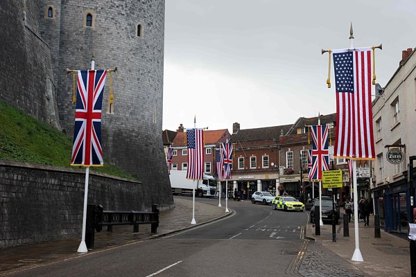 9月15日，英國溫莎，街道上并列的英國和美國國旗 視覺中國