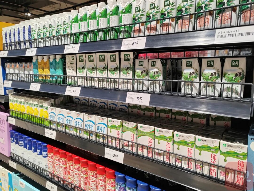 成都某超市的乳制品货架