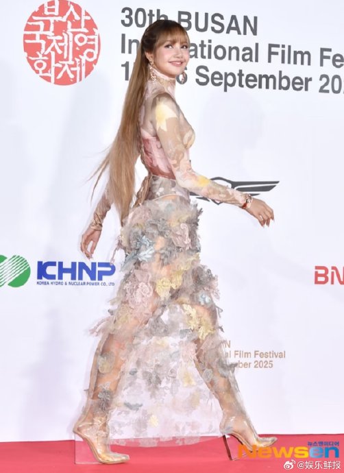 Lisa釜山国际电影节红毯造型🈶一头亮眼金发+长裙，还是那个星光璀璨的辣丽萨