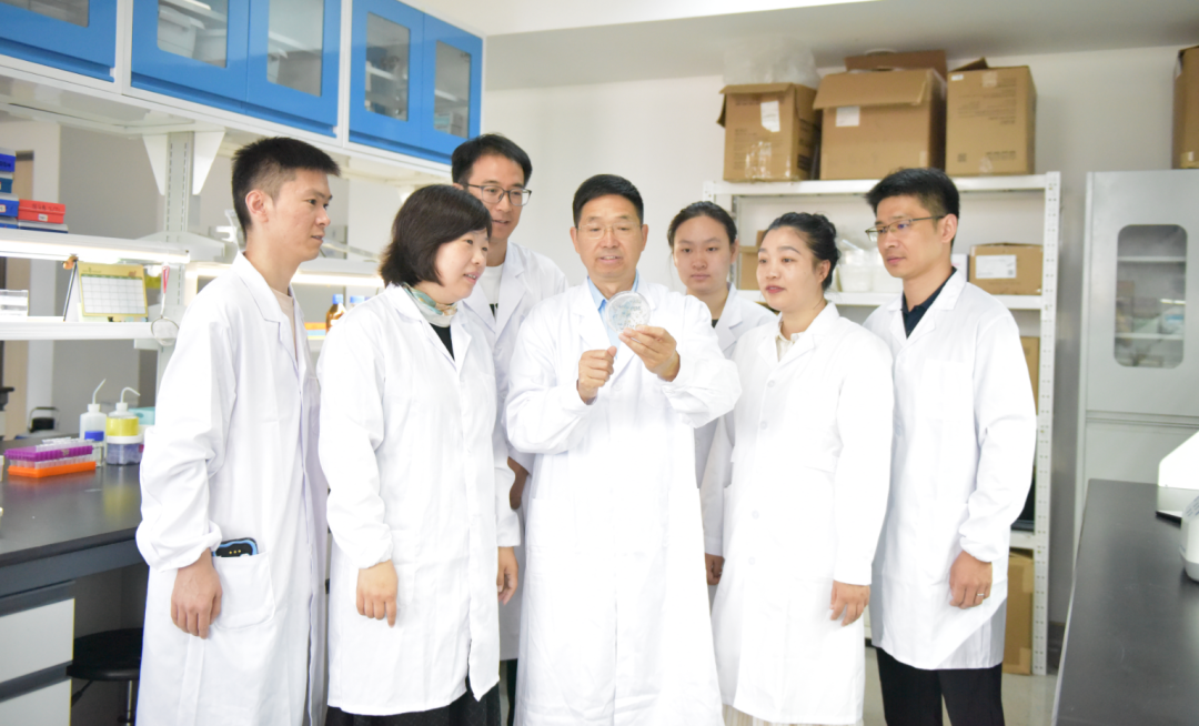 张宪省教授和苏英华教授研究团队。受访者供图