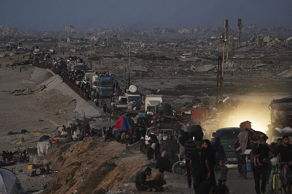 9月16日，加沙地帶，以色列宣布擴(kuò)大在加沙城的軍事行動(dòng)，流離失所的巴勒斯坦人沿海岸公路從加沙北部向南部撤離。 視覺中國