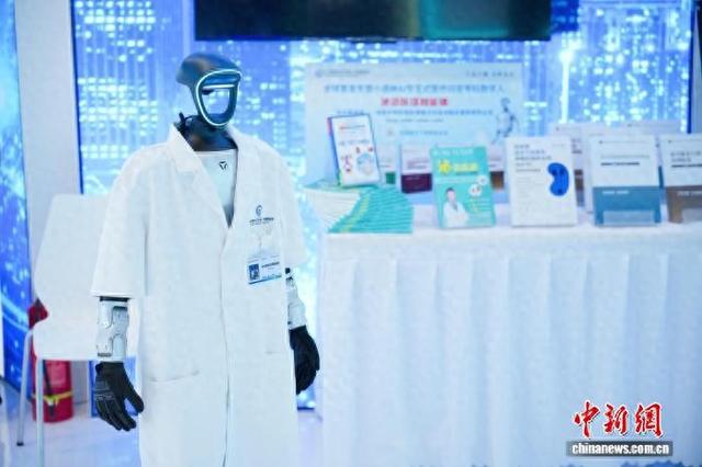 9月17日，广西医科大学第一附属医院在广西南宁发布全球首款支持东盟小语种的AI交互式医疗专科智能体“泌语医谈”。何阳 摄