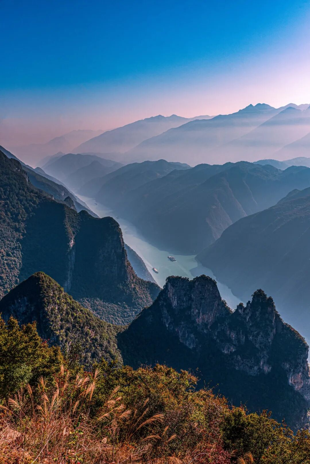 巫山县培石乡境内长江出重庆界的巫峡长江江面