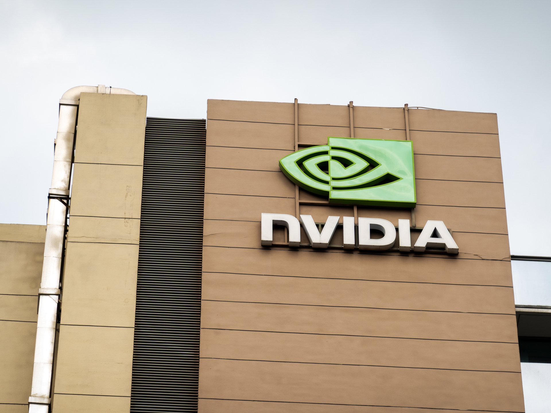 英特尔盘前涨近30%！英伟达宣布50亿美元入股，合作定制芯片