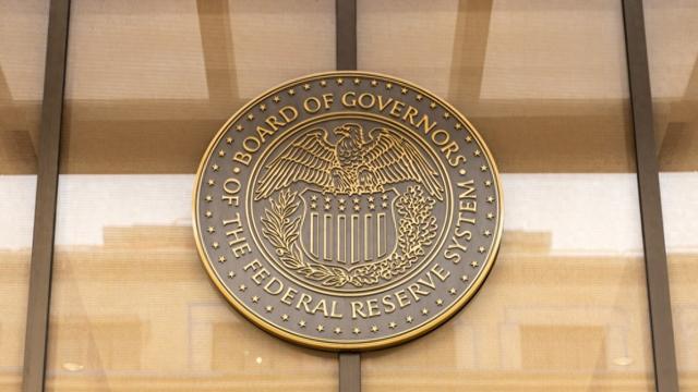 这是9月17日在美国首都华盛顿拍摄的美国联邦储备委员会标志。新华社 图