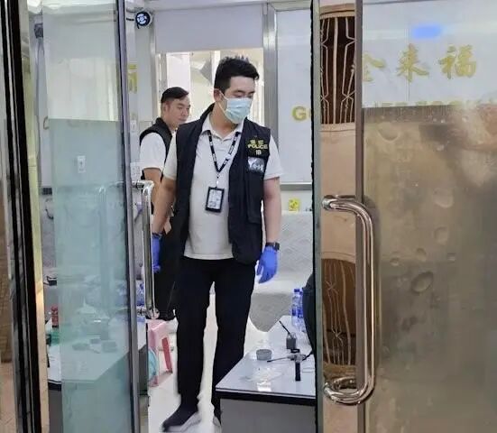 调查人员在现场取证